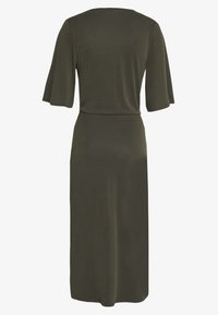 Ciemnooliwkowa midi sukienka z rękawami do łokci, dopasowanym talią i prostym krojem, pokazana od tyłu na białym tle.