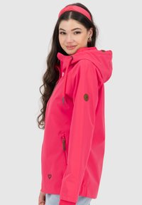 Helle pink wasserfeste Jacke mit Kapuze, seitlichen Reißverschlusstaschen und braunen Logoakzenten. Mit lässigem Schnitt und elastischen Bündchen.