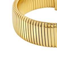 Bracciale flessibile in tono oro con una serie di sottili bande metalliche impilate verticalmente, creando una texture a coste. Finitura liscia su tutta la superficie.