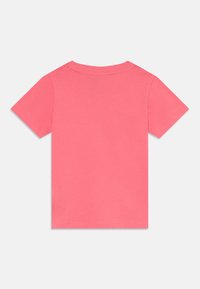 Egységes rózsaszín, rövid ujjú kisgyermek póló kerek nyakkivágással, laposan mutatva hátulról, fehér háttéren.
