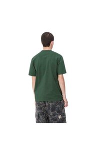 Camiseta de algodón verde de manga corta y cuello redondo, con una textura suave. Combinada con pantalones cortos cargo de patrón de camuflaje.