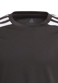 Camiseta deportiva negra con cuello redondo, que presenta acentos de tres rayas blancas en los hombros, fabricada con un tejido suave y ligero.