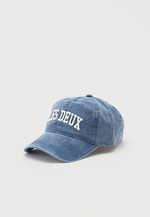 Blaue gewaschene Baumwoll-Baseballkappe mit weiß besticktem Text "LES DEUX" vorne, dargestellt vor einem schlichten hellen Hintergrund.