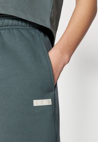 Björn Borg STUDIO OVERSIZED SHORTS - Sportiniai šortai - urban chic