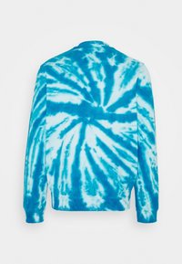Sudadera azul con estampado de tie-dye en espiral, con mangas largas, cuello redondo y puños acanalados. Textura de algodón suave.