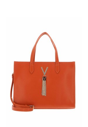 Sac fourre-tout en cuir texturé orange avec double poignées, bandoulière amovible et un pompon en forme de V doré sur l'avant.