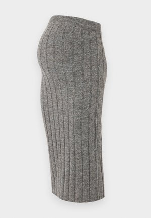 Falda de punto acanalado gris, de longitud hasta el tobillo, con una cinturilla ajustada. La tela tiene una textura suave y presenta rayas verticales.