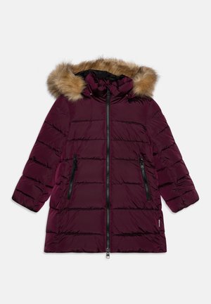 Giacca imbottita bordeaux con cappuccio foderato in pelliccia, caratterizzata da una chiusura a zip frontale, due tasche laterali con zipper e un design a righe orizzontali.
