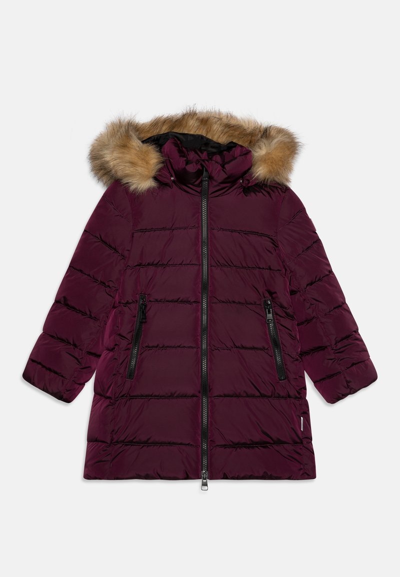 Giacca imbottita bordeaux con cappuccio foderato in pelliccia, caratterizzata da una chiusura a zip frontale, due tasche laterali con zipper e un design a righe orizzontali.