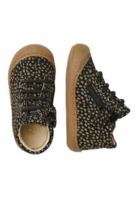Černé boty s páskovou tkaninou s vzorem, která obsahuje zlaté tečky, gumovou podrážkou, šněrováním a bočním zipem pro snadný přístup.