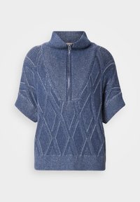 Μπλε πλεκτό πουλόβερ με φερμουάρ και ψηλό γιακά, κοντά μανίκια και διαμαντέ σχέδια. Υφή από ύφασμα με αντίθετους φωτεινούς κλωστούς.