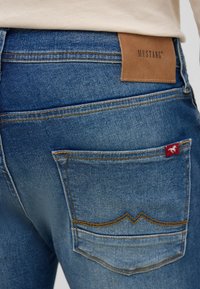 Mustang STYLE VEGAS - Jeans Slim Fit - blau