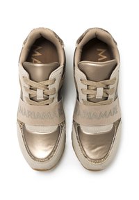 Sneakers sportive con una toma superiore in tessuto beige, accenti in bronzo metallico, una fascia beige testurizzata con il marchio "MARIAMARE" e una suola in gomma.