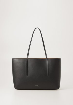 Borsa tote in pelle nera con texture liscia, due manici lunghi, forma strutturata e interno marrone. Presenta un piccolo logo sulla parte anteriore.