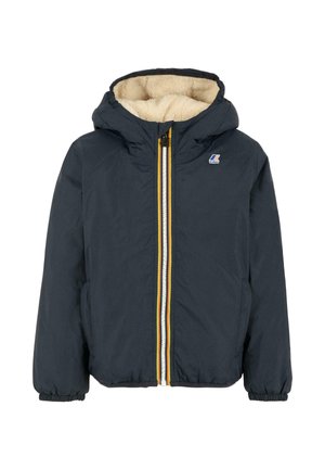 Giacca a vento blu navy con foderatura in pile crema, zip frontale con righe gialle e arancioni, polsini elasticizzati e un piccolo logo sul petto.