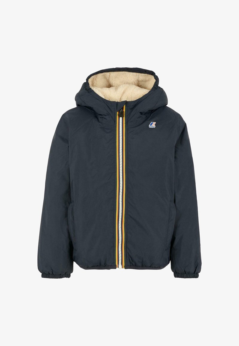 Giacca a vento blu navy con foderatura in pile crema, zip frontale con righe gialle e arancioni, polsini elasticizzati e un piccolo logo sul petto.