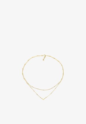Collier délicat à double chaîne en or avec de petites perles et un petit pendentif en forme de cœur sur le niveau inférieur, isolé sur fond blanc.