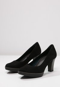 Černé semišové lodičky na vysokém podpatku s kulatou špičkou, texturovaným blokovým podpatkem a jemnou platformou, s hladkým vnitřním podšíváním.