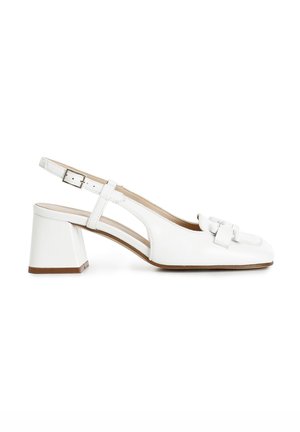 Scarpa slingback bianca in pelle con punta quadrata, dotata di un fiocco frontale e un tacco largo di 4 cm. Design con lato aperto e cinturino regolabile.