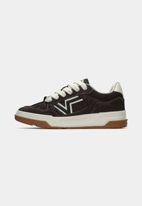 Sneakers en suède marron avec lacets blancs, semelle en caoutchouc, détail latéral noir contrastant et accents. Conçus pour le confort et un style décontracté.