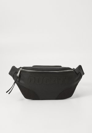 Un rucsac de talie negru, realizat din piele și material texturat. Dispune de un fermoar argintiu și logo-ul „DUCATI” embosat pe partea din față. Design compact și bine structurat.