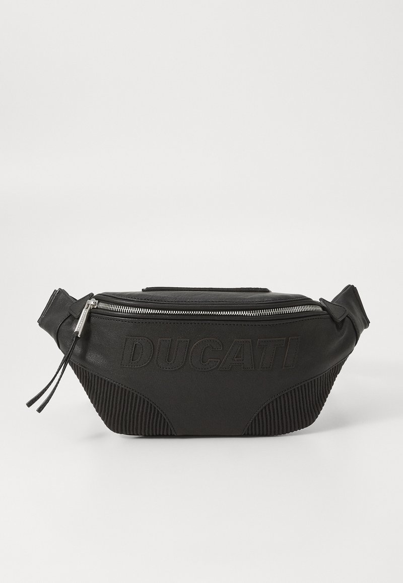 Un rucsac de talie negru, realizat din piele și material texturat. Dispune de un fermoar argintiu și logo-ul „DUCATI” embosat pe partea din față. Design compact și bine structurat.