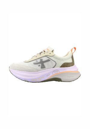 Zapatilla blanca y beige con suela gruesa, logo gris en el lateral, tira naranja en el talón y texto "White Air" en la entresuela.