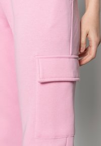 Urban Classics Hlačami s stranskimi žepi - pink