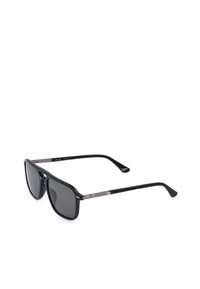 Lunettes de soleil rectangulaires noires avec verres sombres et branches fines avec des accents argentés et dorés sur fond blanc.