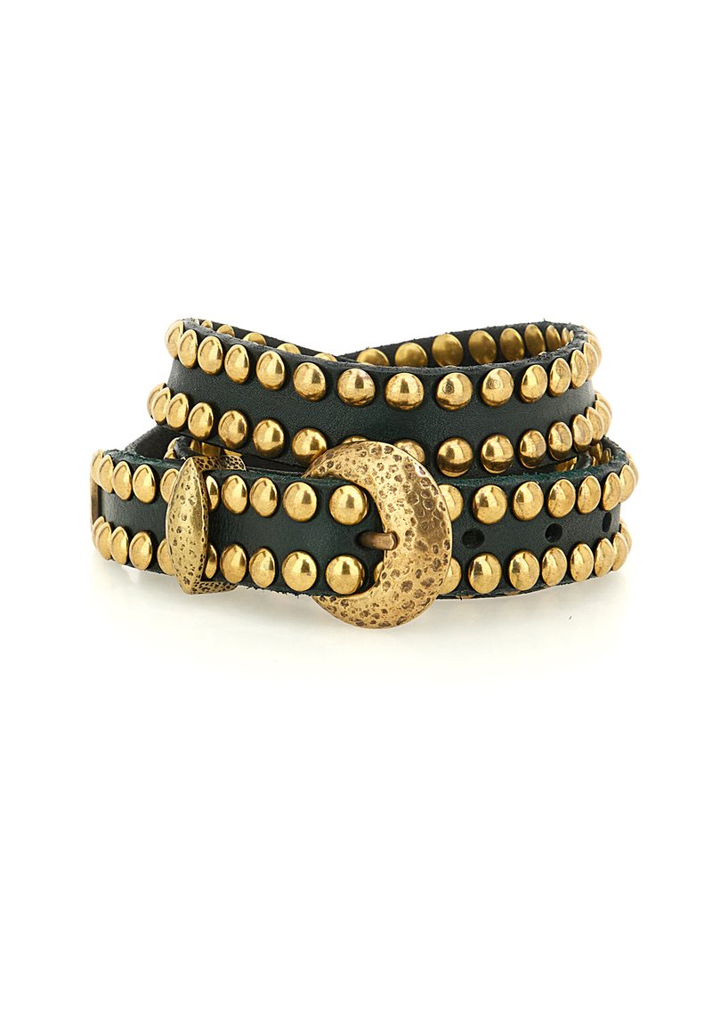 Cintura nera in pelle con borchie metalliche dorate e fibbia dorata testurizzata, avvolta in tre strati. Caratterizzata da una finitura liscia e accenti lucenti.