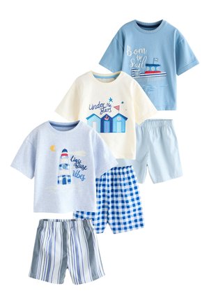 Tre børns kortærmede toppe med nautiske designs kombineret med tre par stribede og ternede shorts.