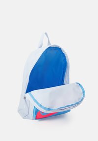 Nike Sportswear CLASSIC UNISEX - Mochila - football grey/university blue/bright crimson