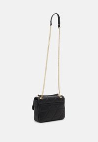 Schwarze gesteppte Handtasche in rechteckiger Form, mit einem goldenen Kettenriemen und einem kontrastierenden schwarzen Schultergriff.
