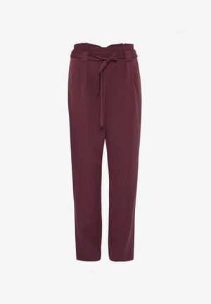 Bordeauxfarbene High-Waist-Hosen mit einem Stoffgürtel, seitlichen Taschen und entspannter Passform. Glatte Textur und gefaltetes Vorderdesign.