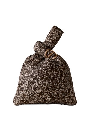 Sac en tissu noir et beige à motif, avec une anse nouée et des accents de métal doré. Texture douce et forme rectangulaire, conçu pour un transport facile.