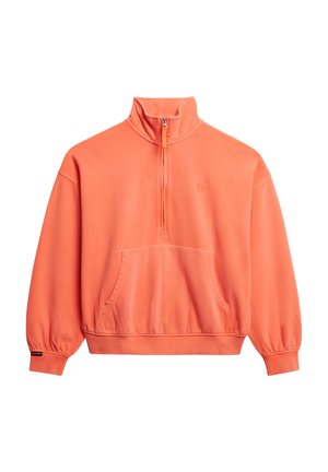 Korallenorange Sweatshirt mit Viertelreißverschluss und hohem Kragen, vorderer Kängurutasche, elastischen Bündchen und kleinem Markenlogo auf der Brust und dem Ärmel.