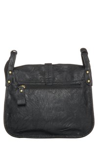 Svart läderaxelväska med texturerad yta, framficka med blixtlås, två remfästen och detaljer i mässing.