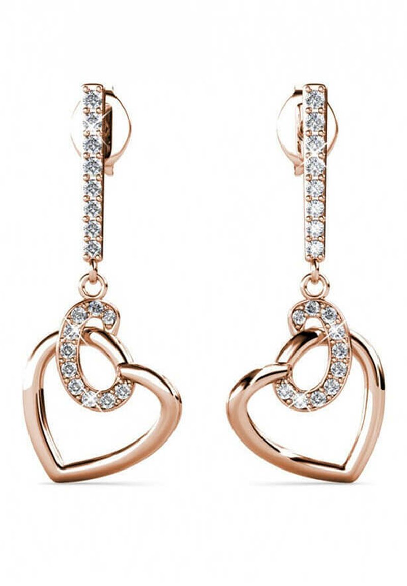 Orecchini a forma di cuore in oro rosa con accenti di pietre preziose trasparenti. Presentano un design collegato e un perno verticale con una fila di pietre.