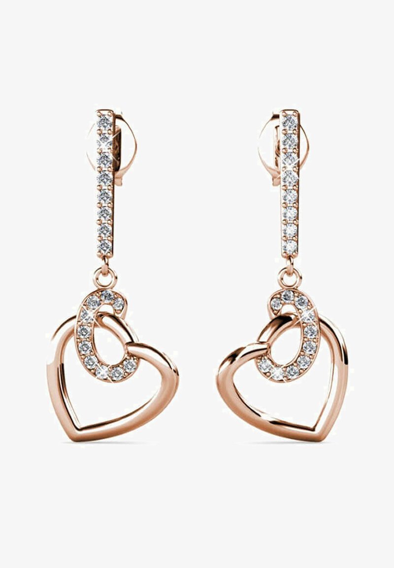 Orecchini a forma di cuore in oro rosa con accenti di pietre preziose trasparenti. Presentano un design collegato e un perno verticale con una fila di pietre.