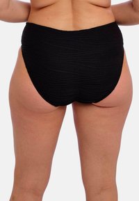 Černé plavky s vysokým pasem a textured vlnitými vzory, s hladkým povrchem a plným pokrytím. Vhodné na plavání.