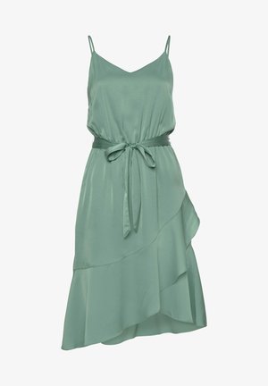 Bezrekawowa sukienka midi w kolorze szałwiowej zieleni, z cienkimi ramiączkami, dekoltem w serek, wiązanym paskiem w talii oraz asymetrycznym falbaniastym dołem.
