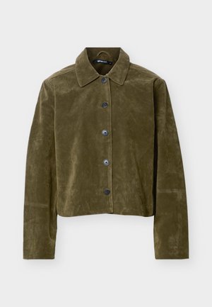 Veste courte en daim vert olive avec manches longues, col pointu et cinq boutons foncés sur le devant.