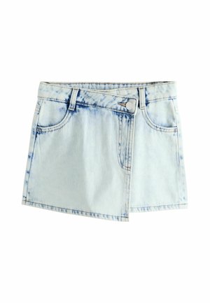 Minifalda de mezclilla acid wash azul claro con cierre de botones en la parte delantera, presillas para cinturón, dos bolsillos frontales y dobladillo asimétrico sobre fondo blanco.