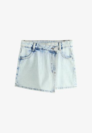 Fustă mini din denim acid-wash albastru deschis, cu închidere cu nasturi în față, bucle pentru curea, două buzunare frontale și tiv asimetric pe un fundal alb.