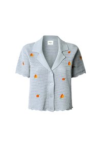 Cardigan corto grigio chiaro in maglia a maniche corte con orlo a scallop, caratterizzato da ricami floreali arancioni e cinque bottoni sul davanti.