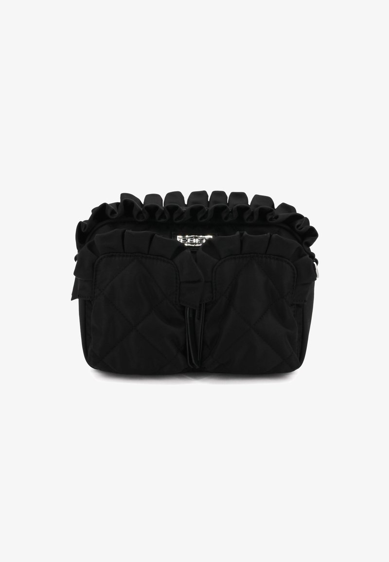 Borsa in tessuto trapuntato nero con parte superiore arricciata, hardware argentato e due tasche frontali. Presenta una texture liscia e una forma rettangolare compatta.