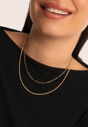 Goldbeschichtete Halskette mit bunten Perlen, die ein Kettenglied-Design und kleine kugelförmige Akzente in Orange, Lila und Grün aufweist.