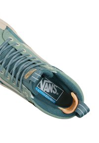 Wysokie, tealowe trampki Vans z niebieskimi sznurówkami, beżowymi akcentami, wyściółką wokół kostki i widoczną wkładką "Ultracush" w środku.