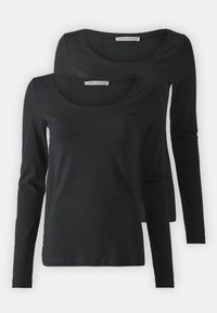 Zwei schwarze Langarmshirts mit Rundhalsausschnitten. Aus weichem Baumwollmaterial gefertigt, mit schlichtem Design und normaler Passform.