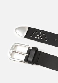 Zwarte leren riem met een glanzende zilveren rechthoekige gesp, een puntig uiteinde met zilveren bevestigingsmateriaal en decoratieve uitsnijdingen.
